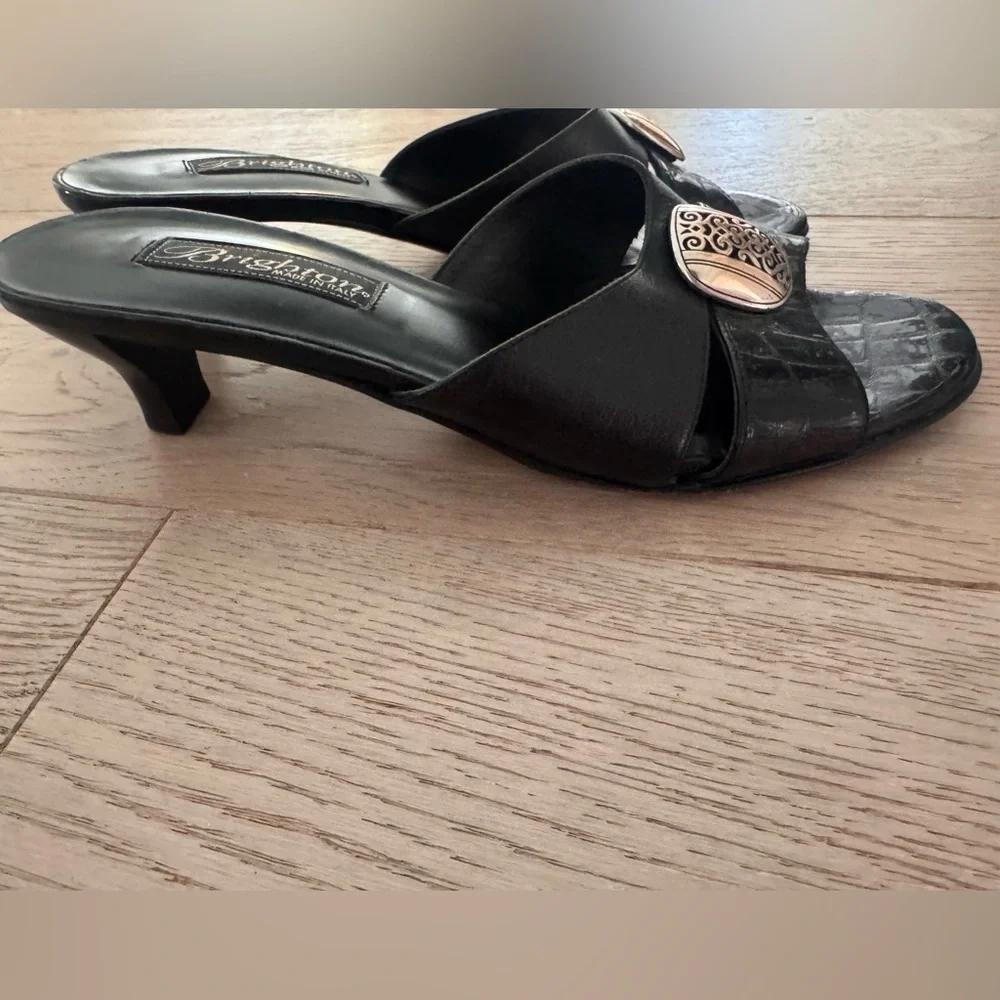 Brighton Kaye black leather sandals with patent croc-embossed strap size 7